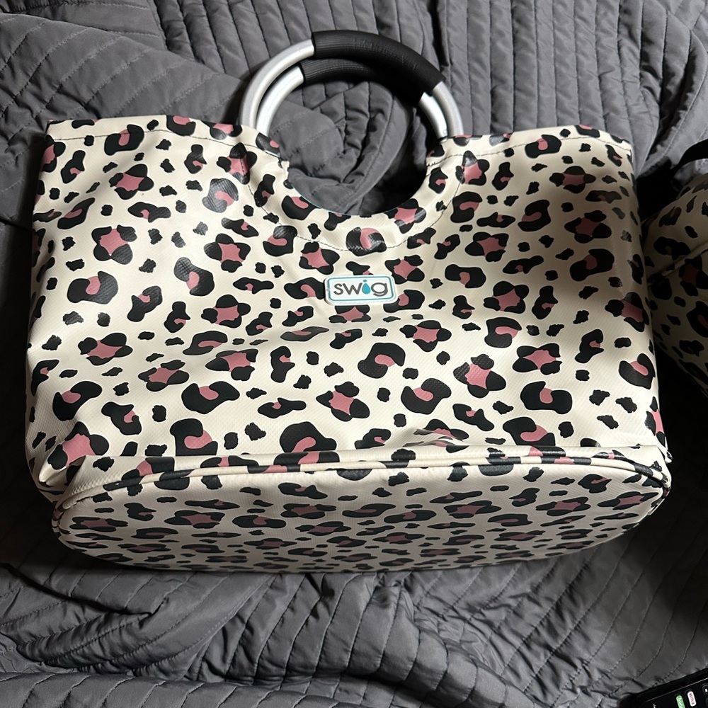 Swig backpack and water resistant tote. - Picture 2 of 6